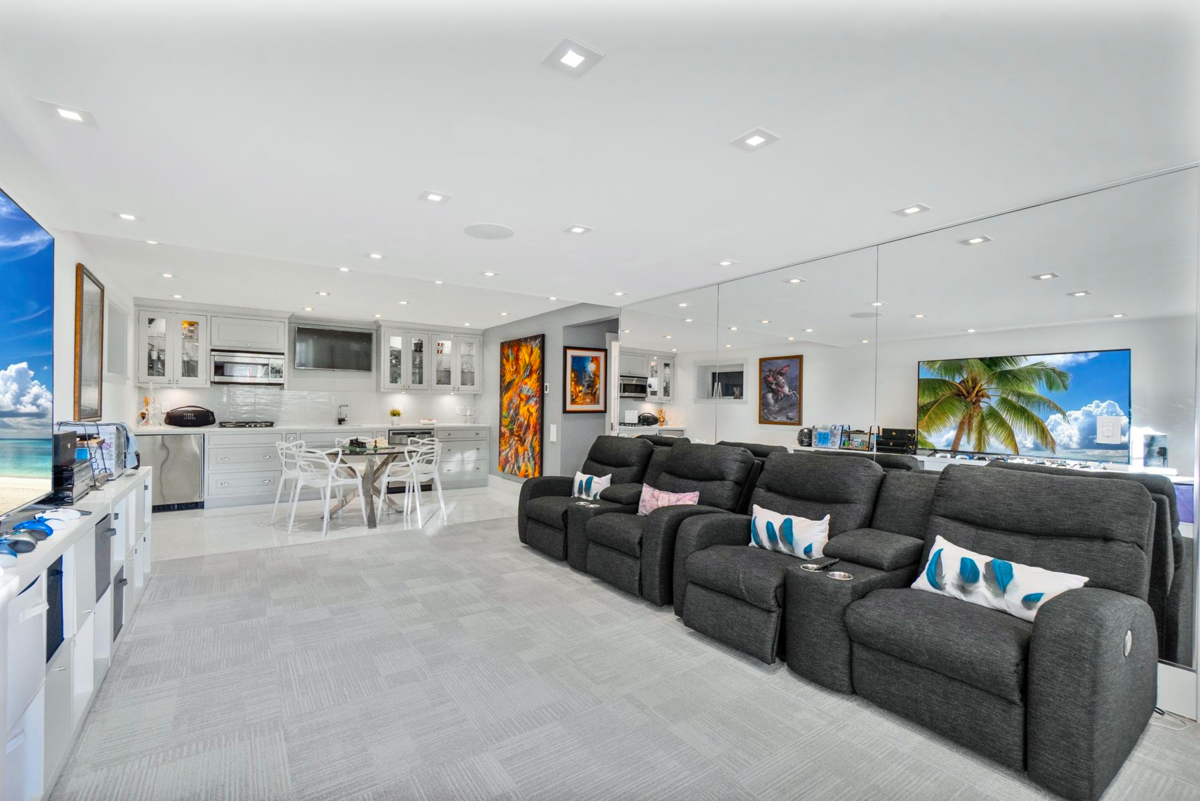 Laundry Room Photo of 1388 21st Street, West Vancouver, BC