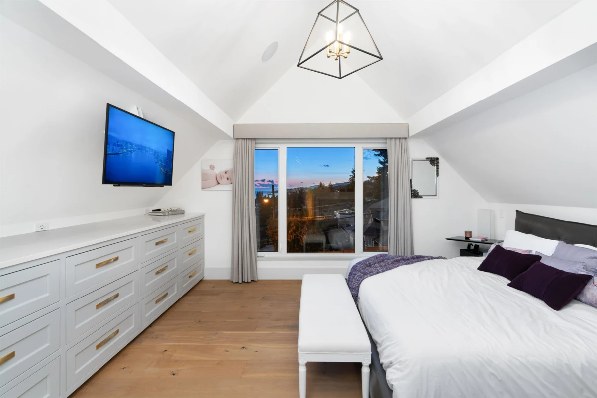 Powder Room Photo of 1388 21st Street, West Vancouver, BC