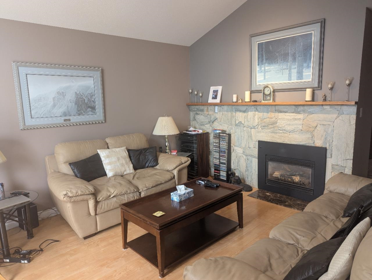 Kitchen Island Photo of 22964 Reid Avenue, Maple Ridge, BC