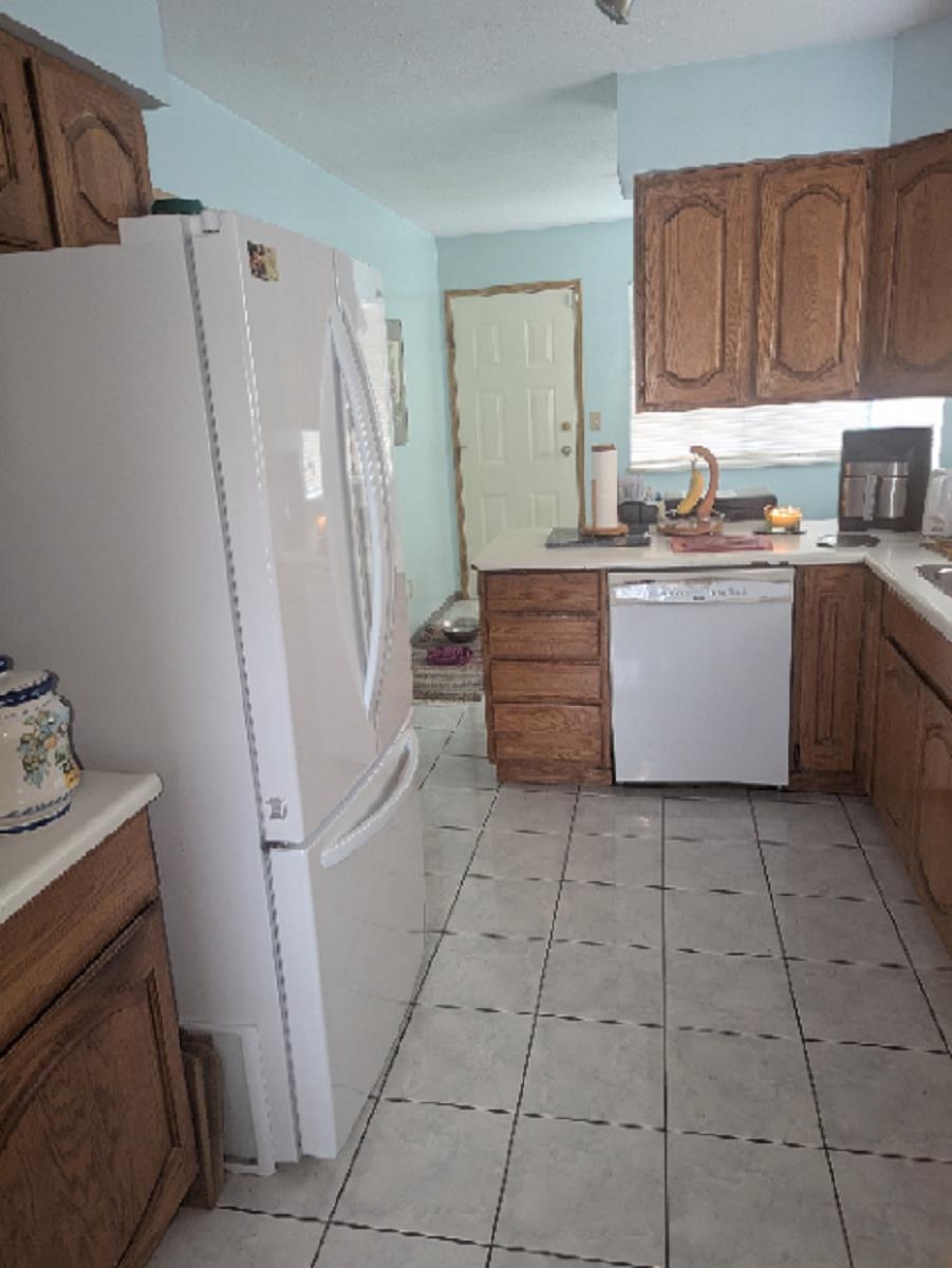 Living Room Photo of 22964 Reid Avenue, Maple Ridge, BC