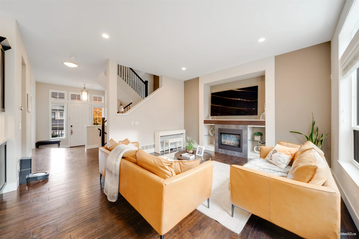 Kitchen Island Photo of 16076 28a Avenue, Surrey, BC