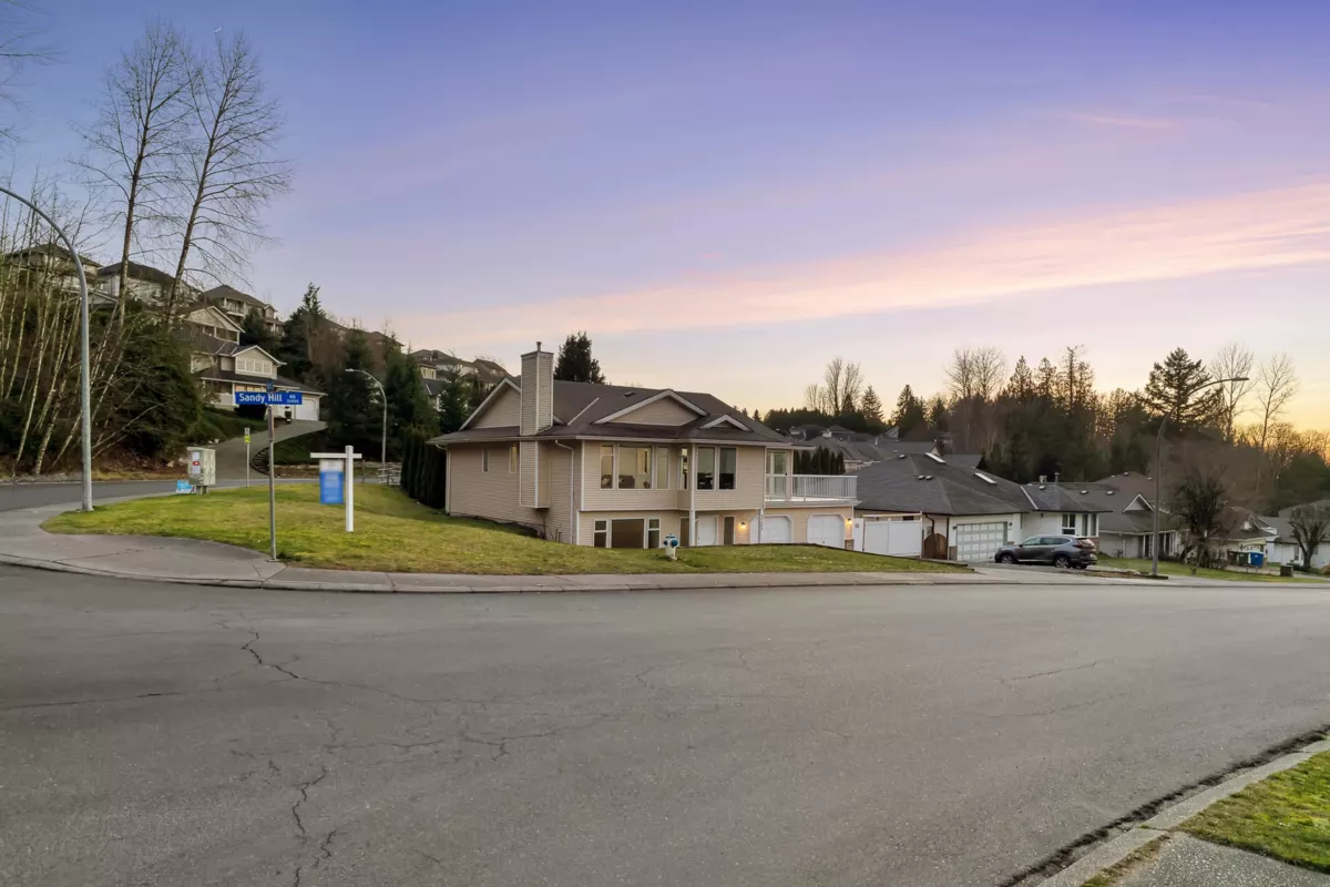 Living Room Photo of 35486 Sandy Hill Road, Abbotsford, BC