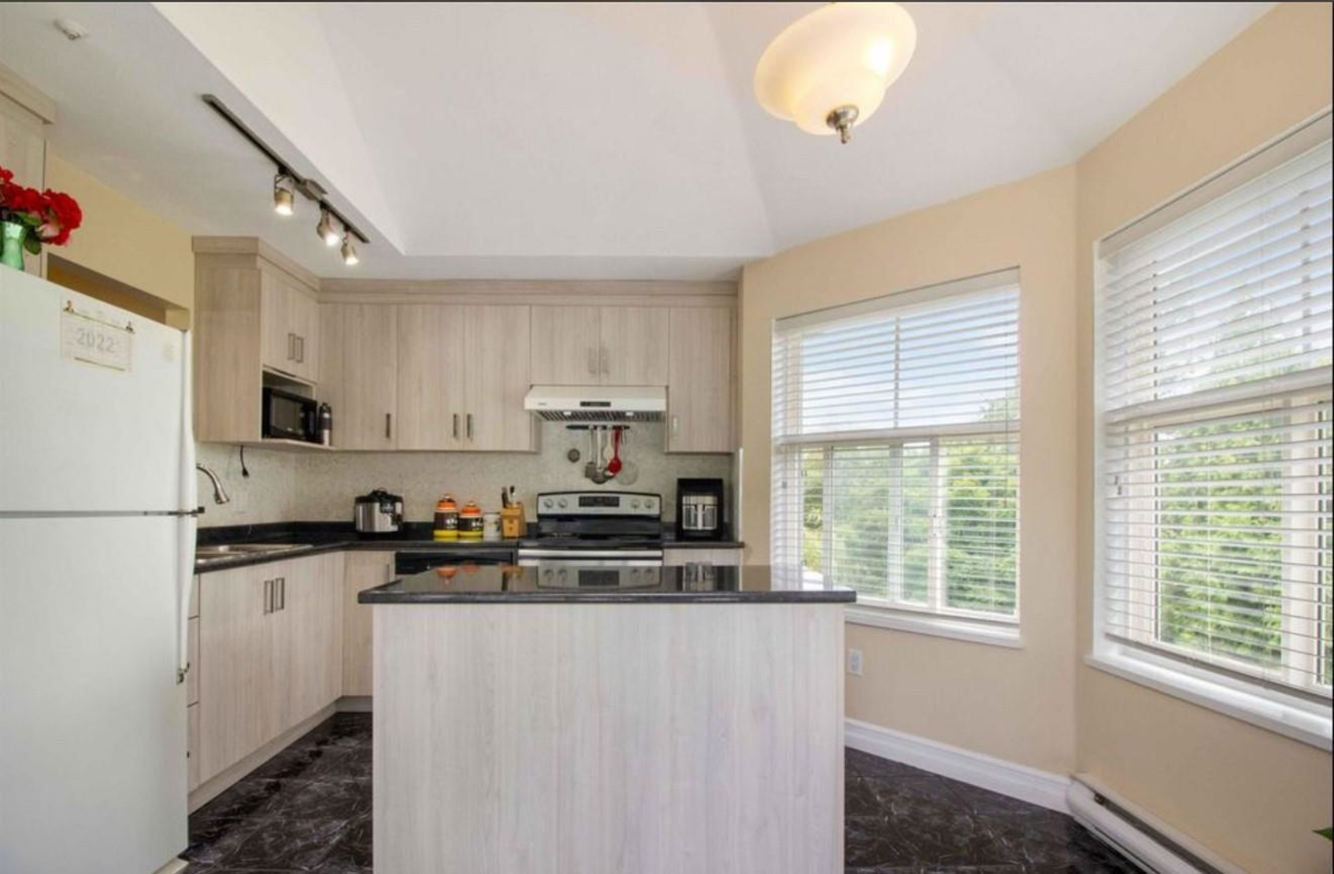 Kitchen Photo of 401 12739 72 Avenue, Surrey, BC