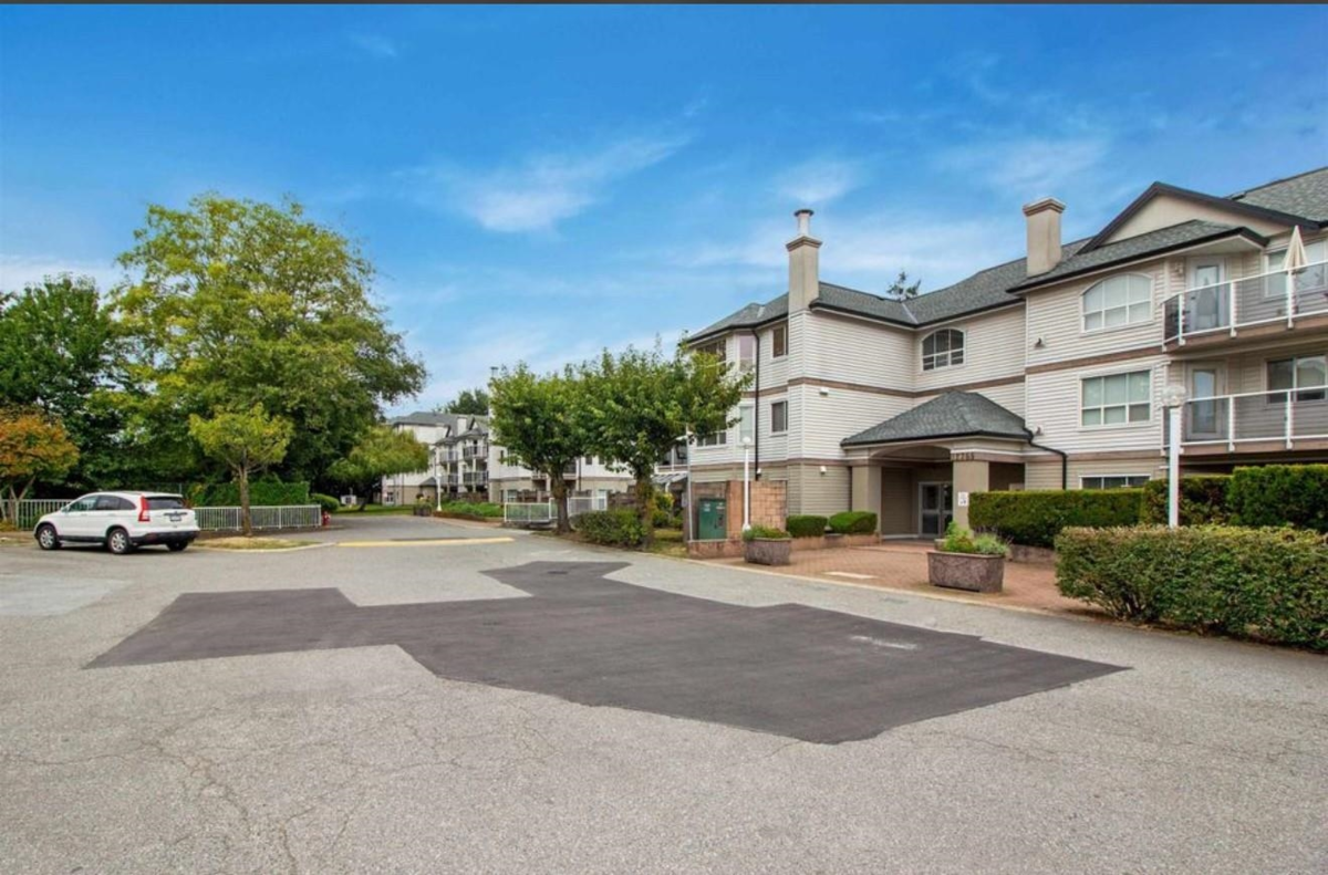 Laundry Room Photo of 401 12739 72 Avenue, Surrey, BC
