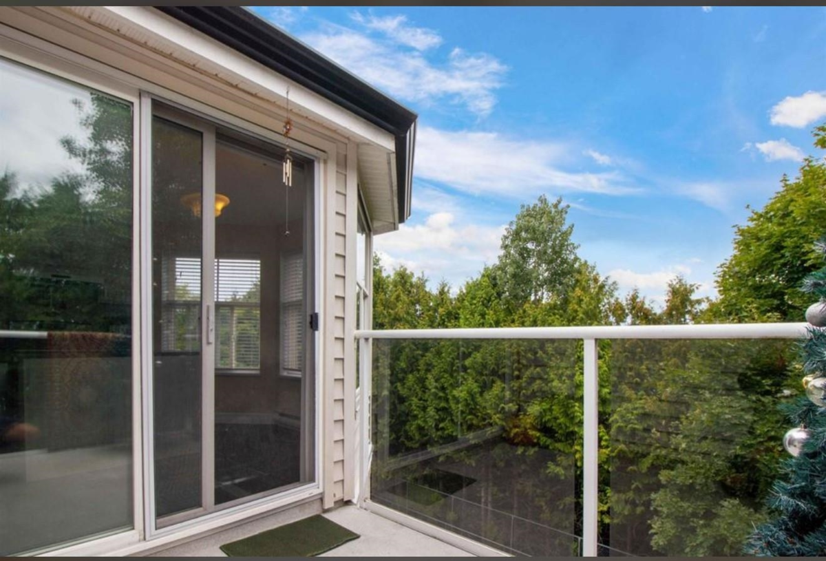 Powder Room Photo of 401 12739 72 Avenue, Surrey, BC