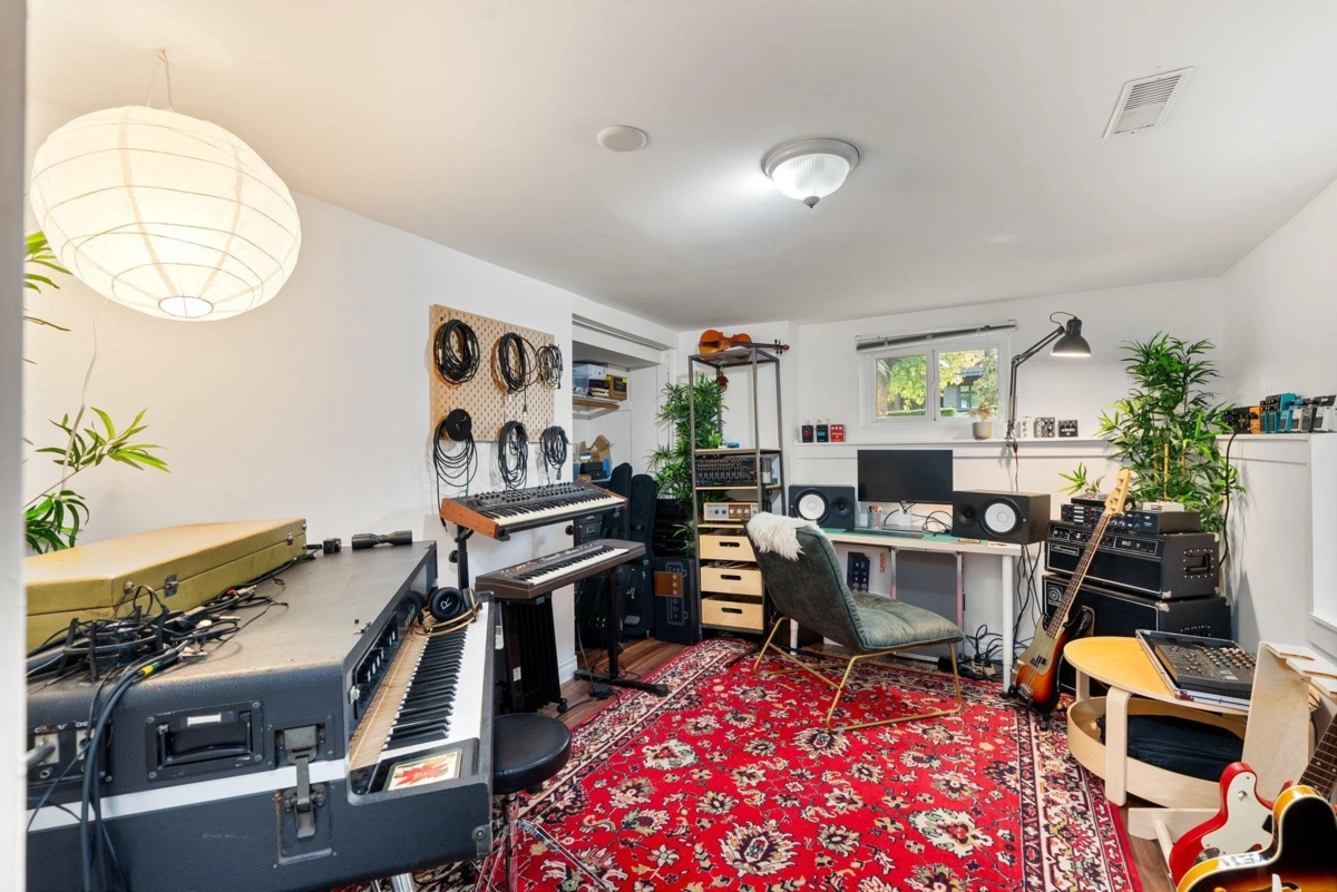 Backyard Photo of 831 E 38th Avenue, Vancouver, BC