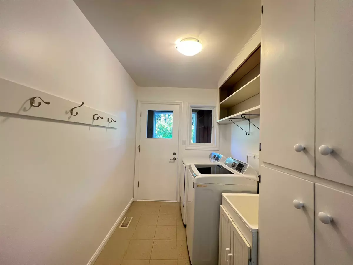 Basement Recreation Room Photo of 3791 Southridge Avenue, West Vancouver, BC