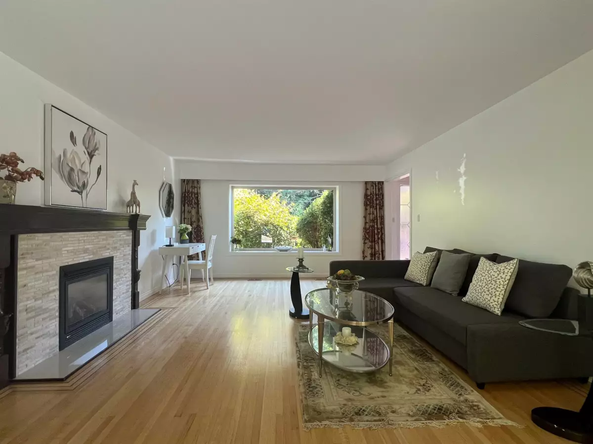 Dining Area Photo of 3791 Southridge Avenue, West Vancouver, BC