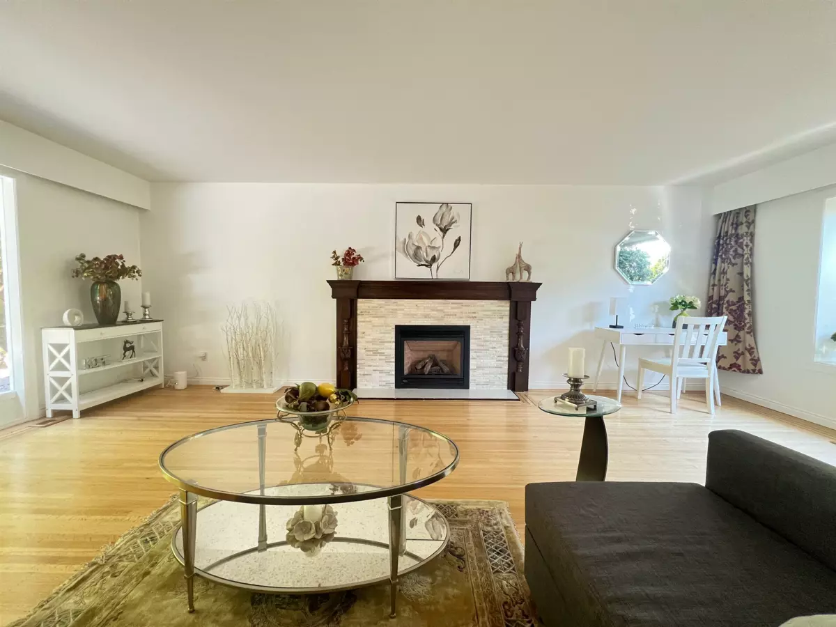 Family Room Photo of 3791 Southridge Avenue, West Vancouver, BC