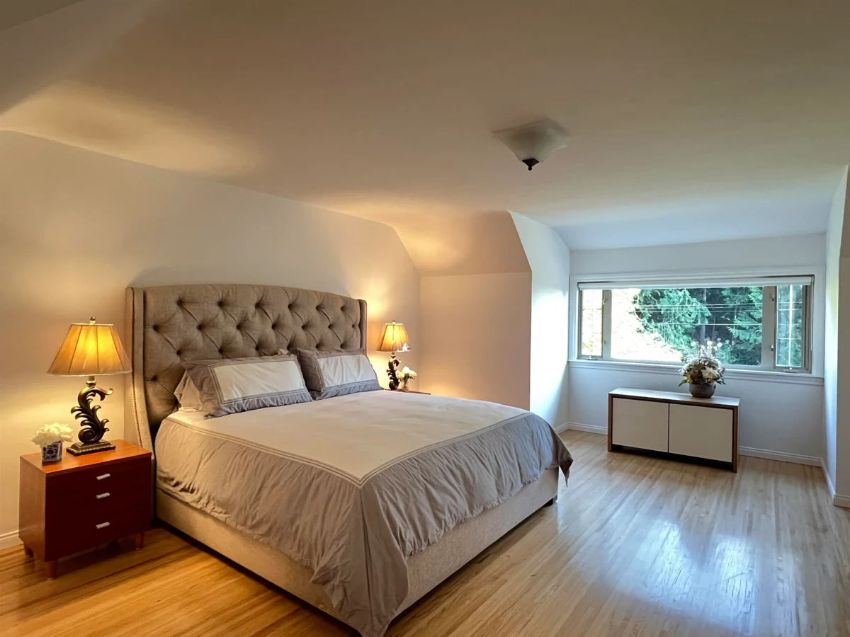 Hallway Photo of 3791 Southridge Avenue, West Vancouver, BC