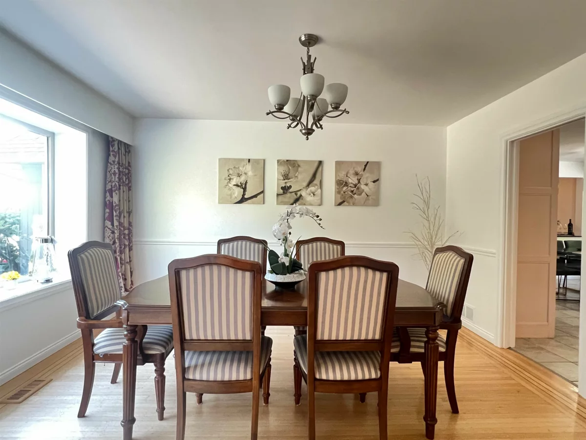 Kitchen Island Photo of 3791 Southridge Avenue, West Vancouver, BC
