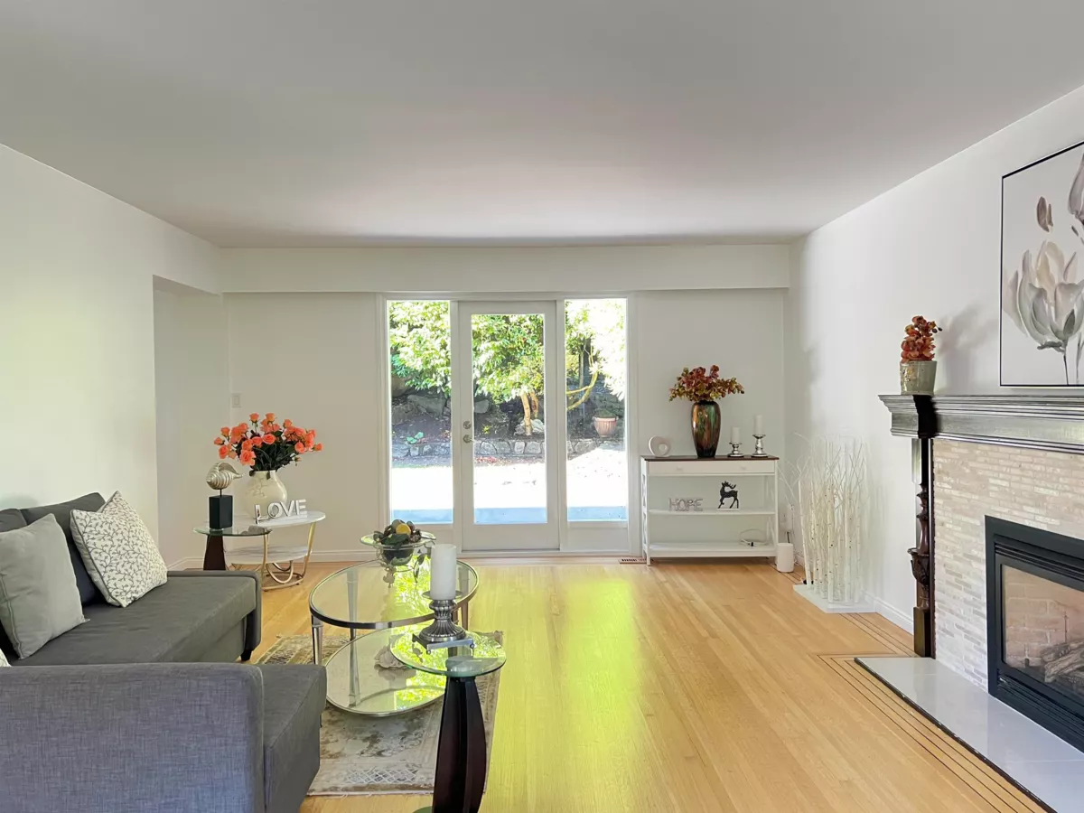 Living Room Photo of 3791 Southridge Avenue, West Vancouver, BC