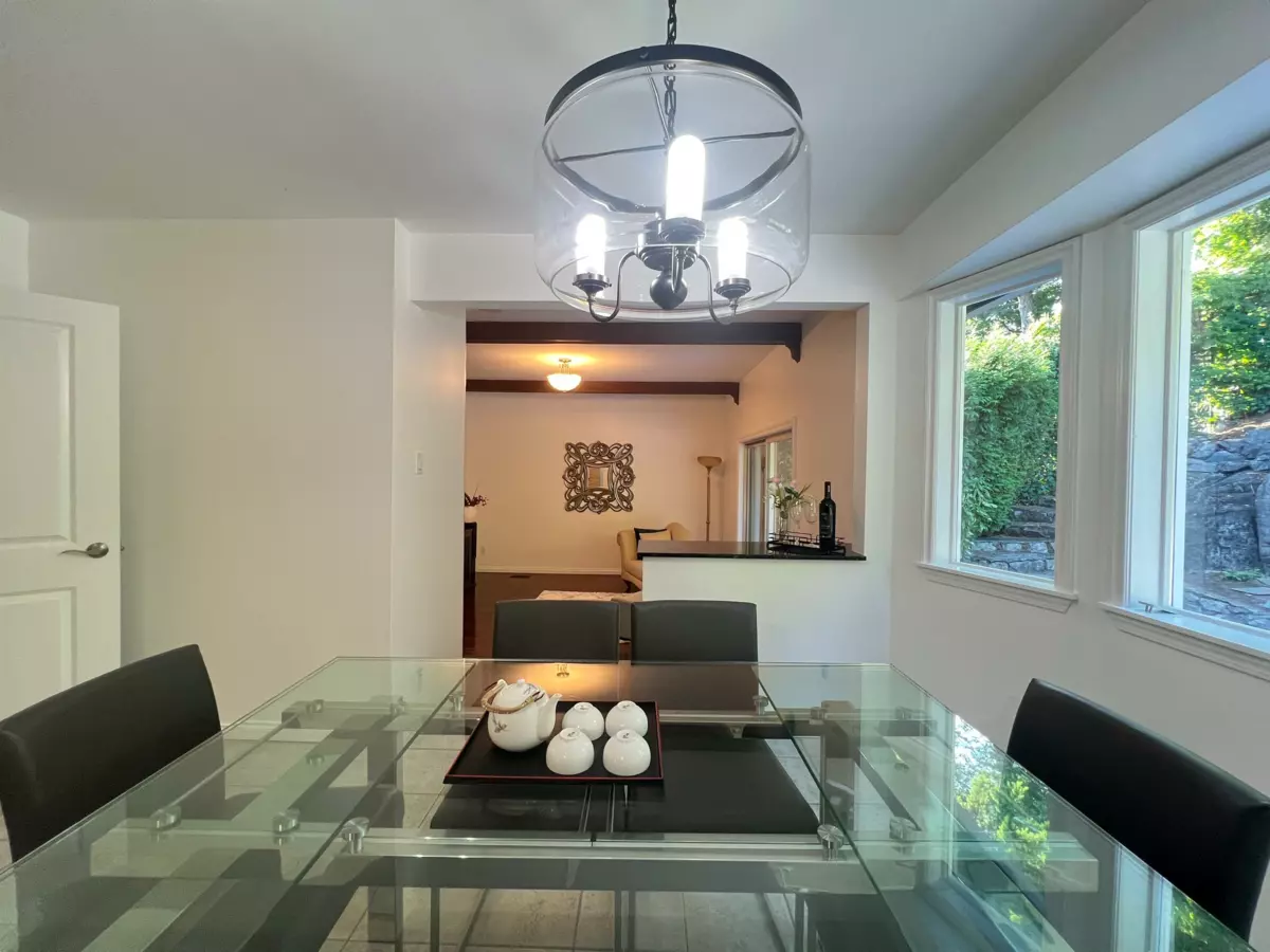 Powder Room Photo of 3791 Southridge Avenue, West Vancouver, BC