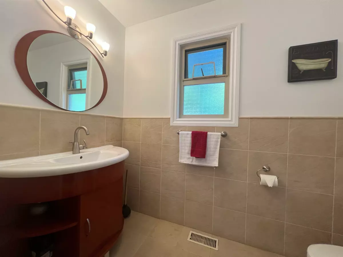 Primary Bathroom Photo of 3791 Southridge Avenue, West Vancouver, BC