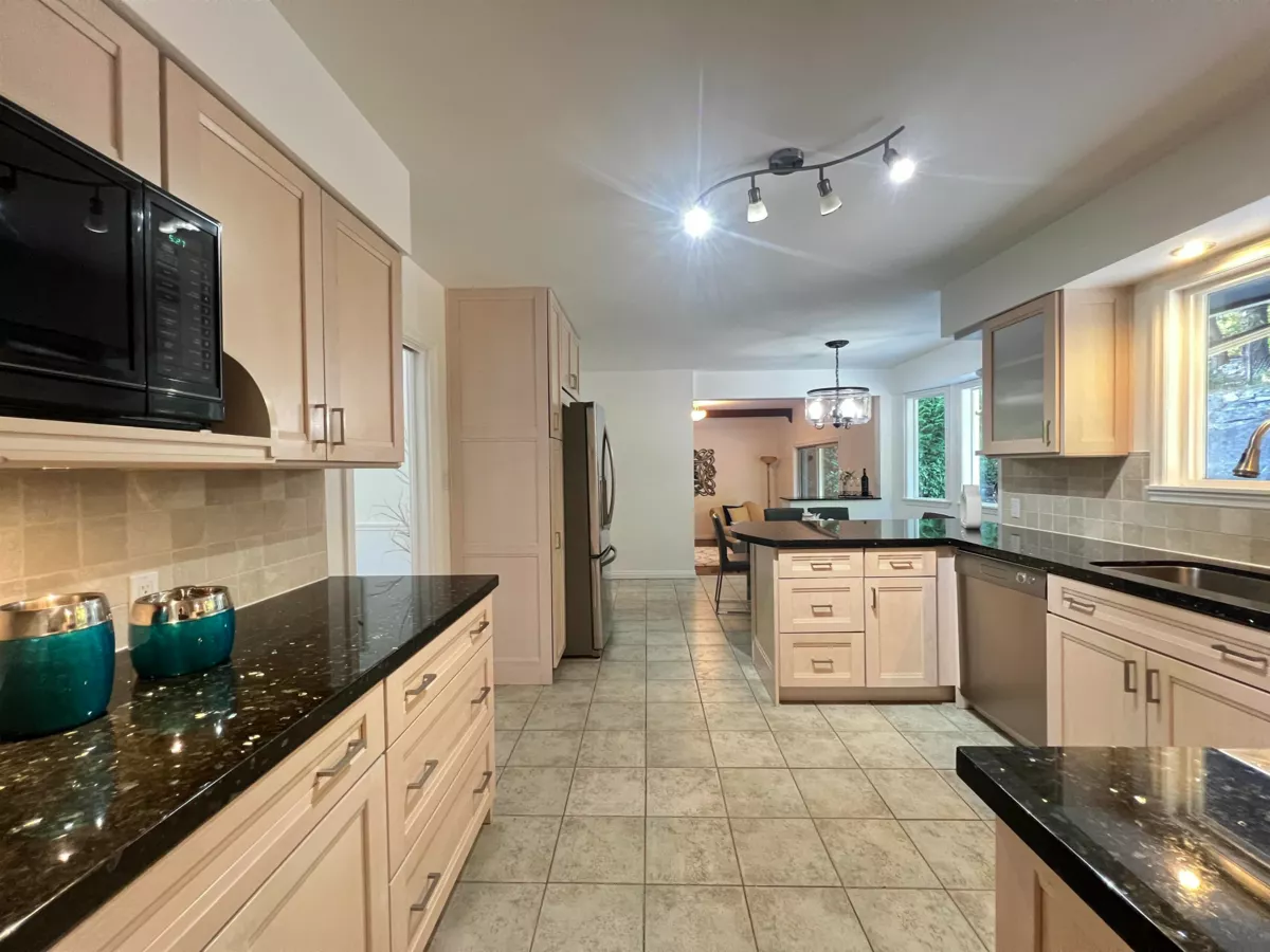 Walk-In Closet Photo of 3791 Southridge Avenue, West Vancouver, BC