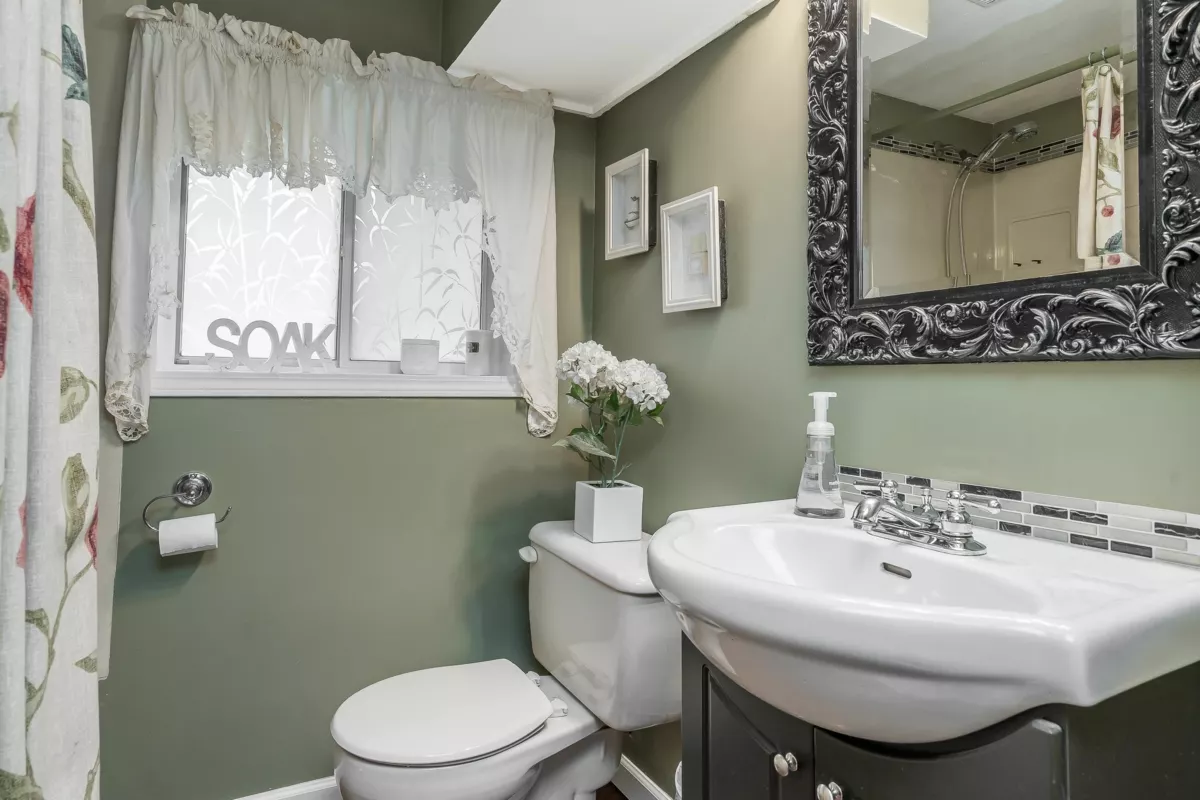 Laundry Room Photo of 46102 Griffin Drive, Chilliwack, BC