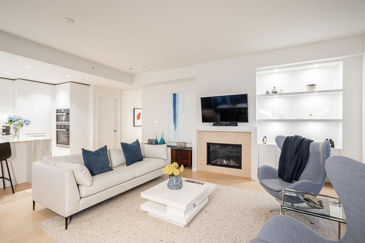 Family Room Photo of 1805 1500 Martin Street, White Rock, BC