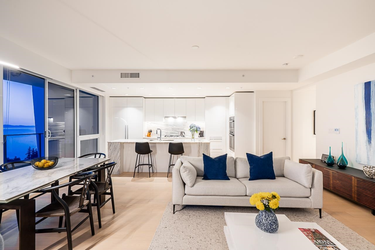 Kitchen Photo of 1805 1500 Martin Street, White Rock, BC