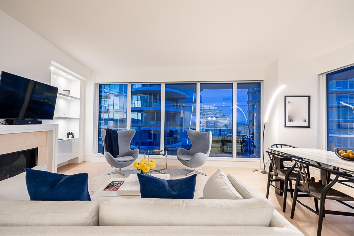 Living Room Photo of 1805 1500 Martin Street, White Rock, BC