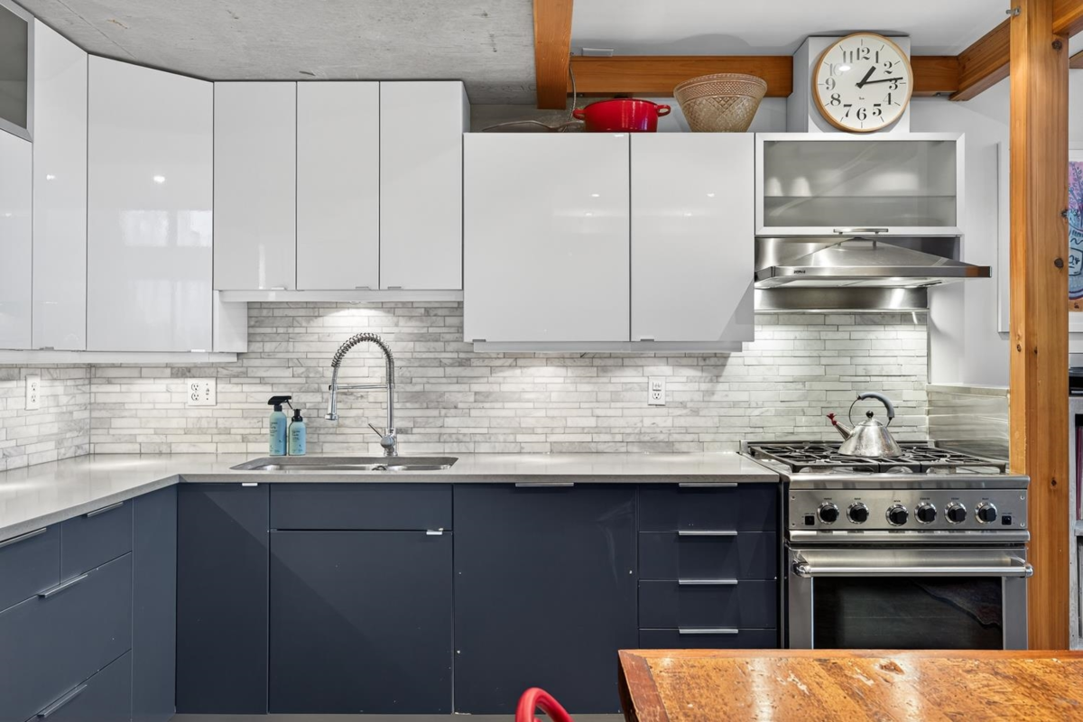 Kitchen Island Photo of 403 289 Alexander Street, Vancouver, BC