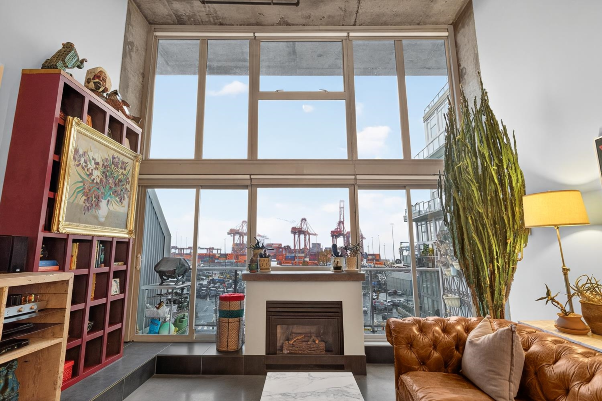 Primary Bathroom Photo of 403 289 Alexander Street, Vancouver, BC