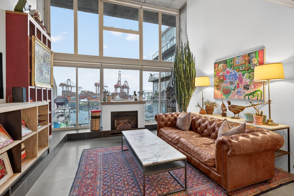 Walk-In Closet Photo of 403 289 Alexander Street, Vancouver, BC