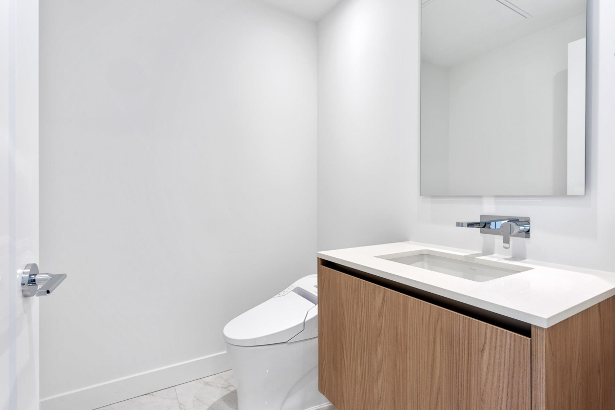 Entry Foyer Photo of 1602 135 E 13th Street, North Vancouver, BC