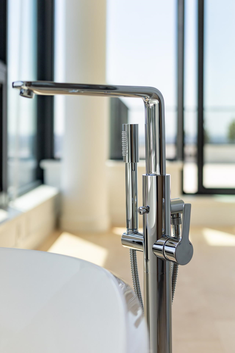 Hot Tub / Spa Photo of 1602 135 E 13th Street, North Vancouver, BC