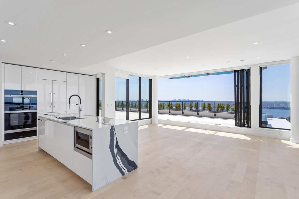 Primary Bathroom Photo of 1602 135 E 13th Street, North Vancouver, BC