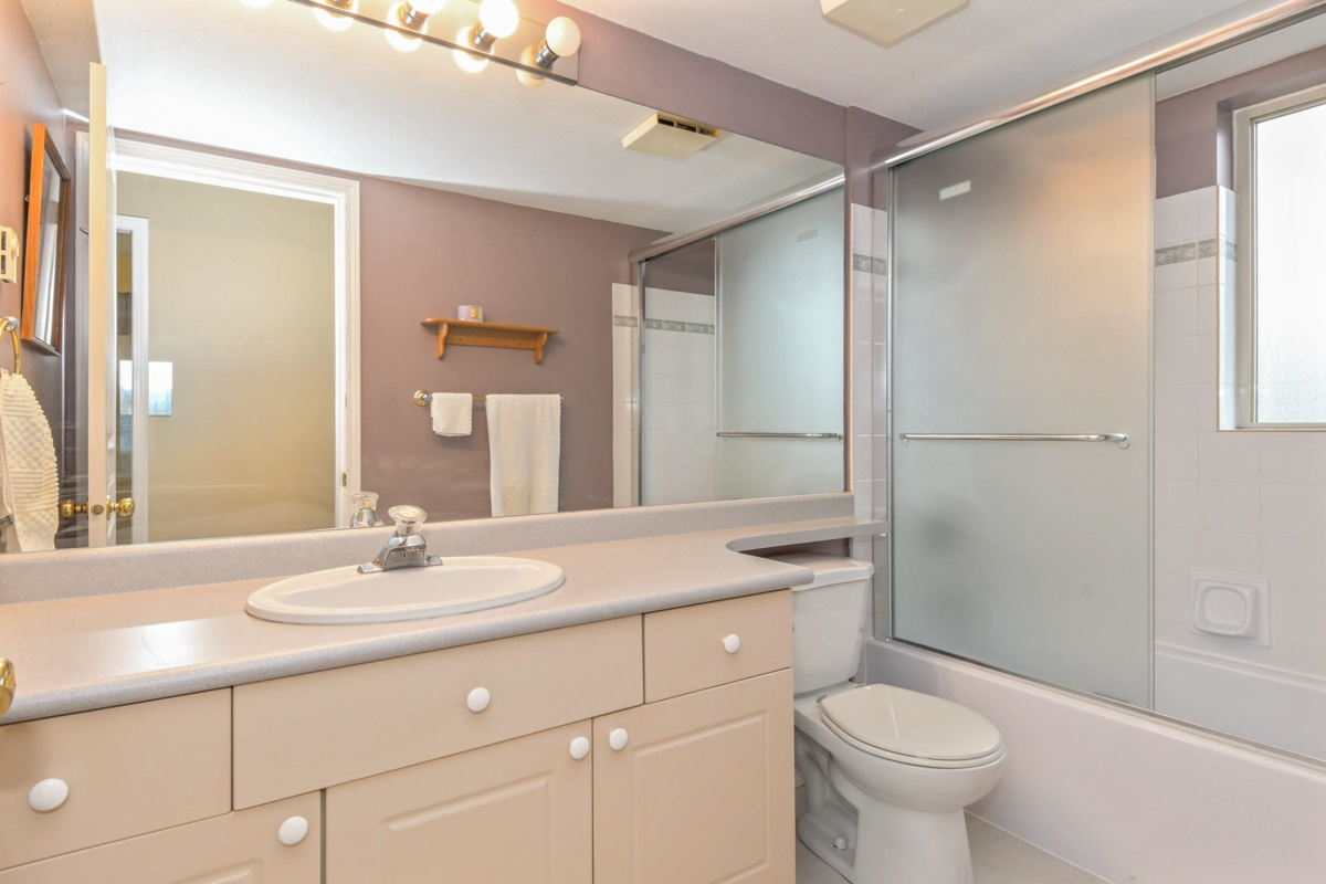 Guest Bathroom Photo of 204 33478 Roberts Avenue, Abbotsford, BC