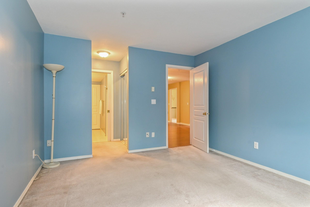 Walk-In Closet Photo of 204 33478 Roberts Avenue, Abbotsford, BC