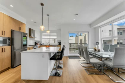 Kitchen Photo of 1 12585 104a Avenue, Surrey, BC
