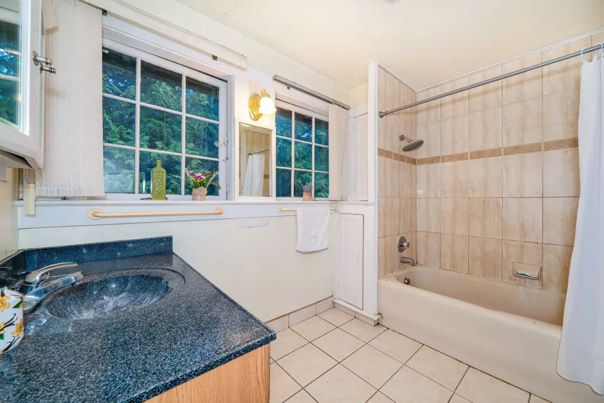 Hallway Photo of 1989 W King Edward Avenue, Vancouver, BC