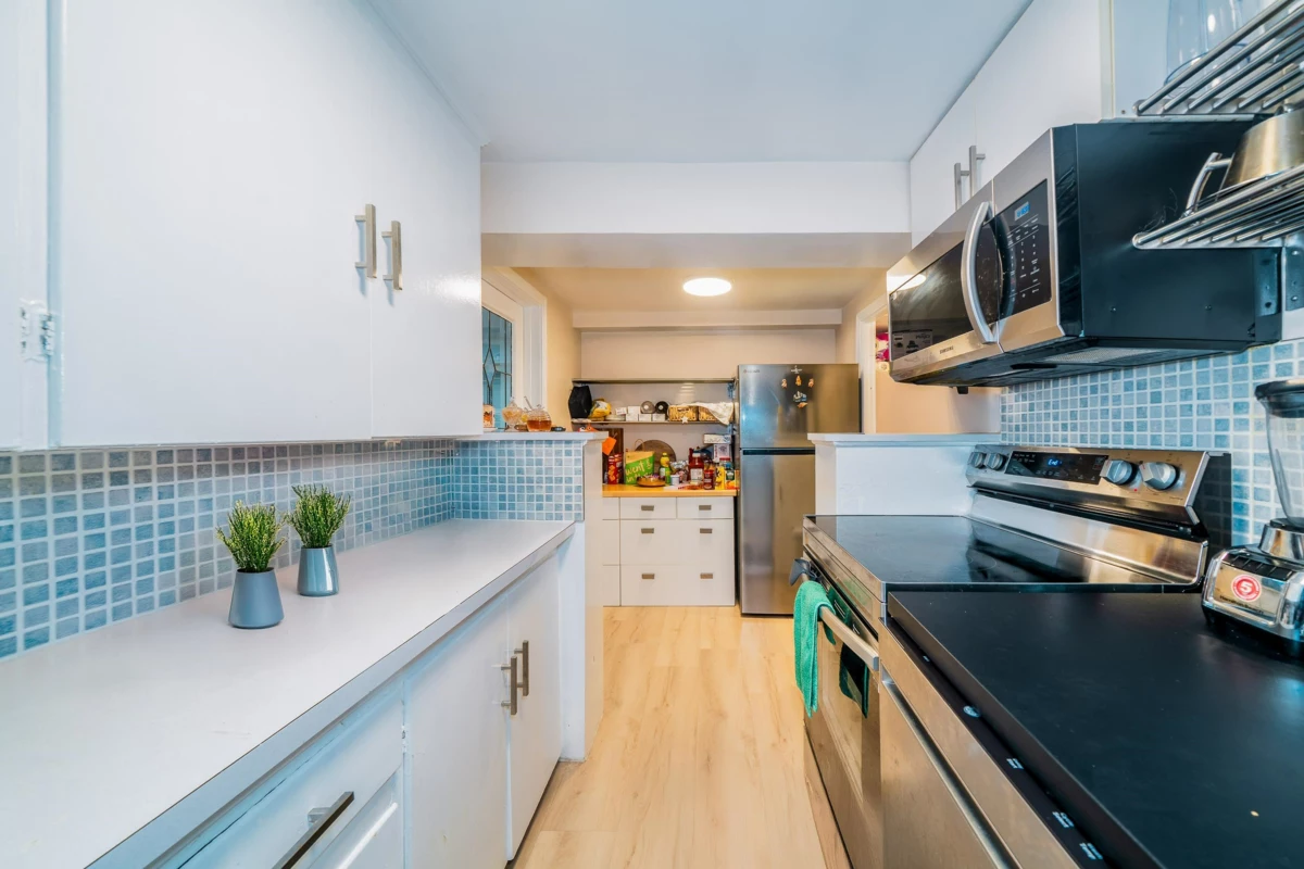 Hot Tub / Spa Photo of 1989 W King Edward Avenue, Vancouver, BC