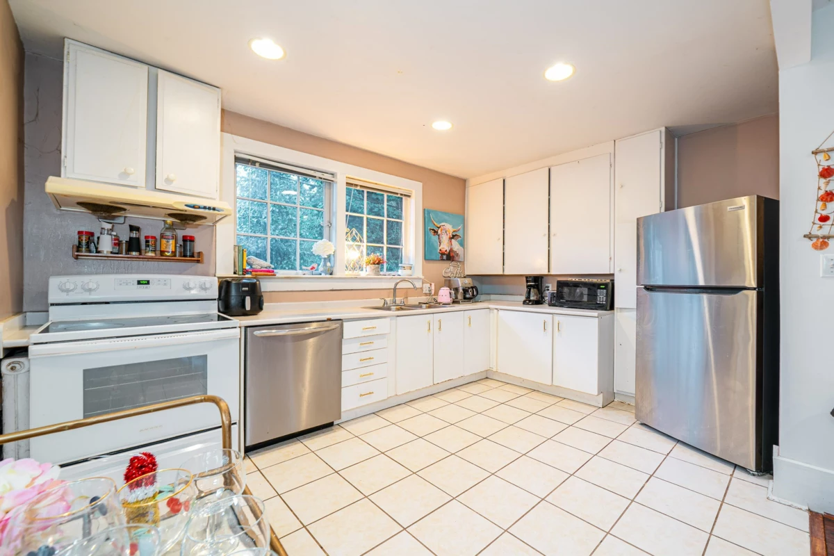 Laundry Room Photo of 1989 W King Edward Avenue, Vancouver, BC
