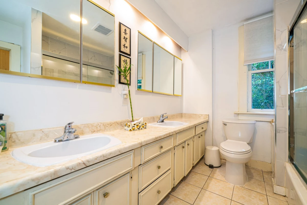 Primary Bathroom Photo of 1989 W King Edward Avenue, Vancouver, BC