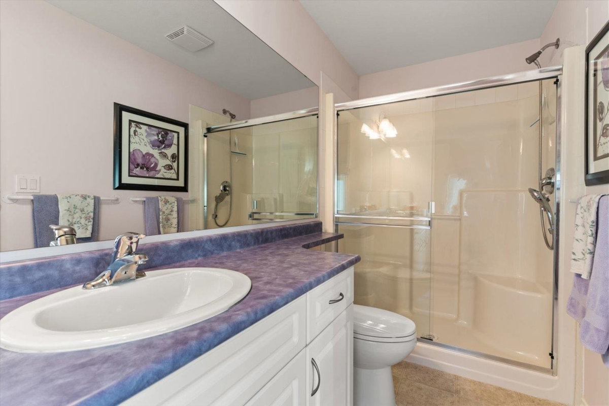 Entry Foyer Photo of 170 46000 Thomas Road, Chilliwack, BC