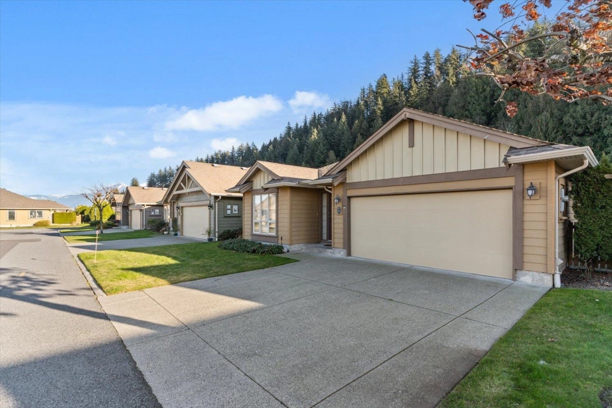 Living Room Photo of 170 46000 Thomas Road, Chilliwack, BC