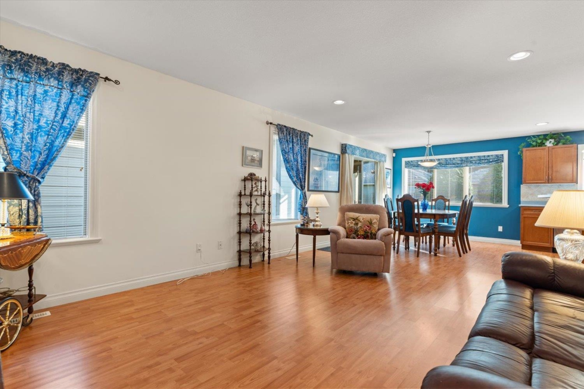 Walk-In Closet Photo of 170 46000 Thomas Road, Chilliwack, BC