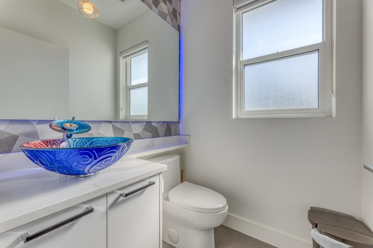 Kitchen Island Photo of 3 1526 Grant Avenue, Port Coquitlam, BC