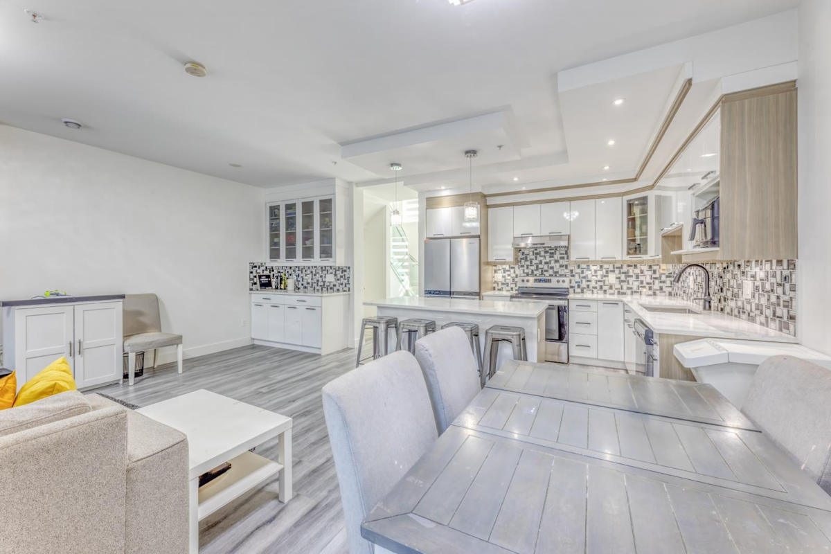 Kitchen Photo of 3 1526 Grant Avenue, Port Coquitlam, BC