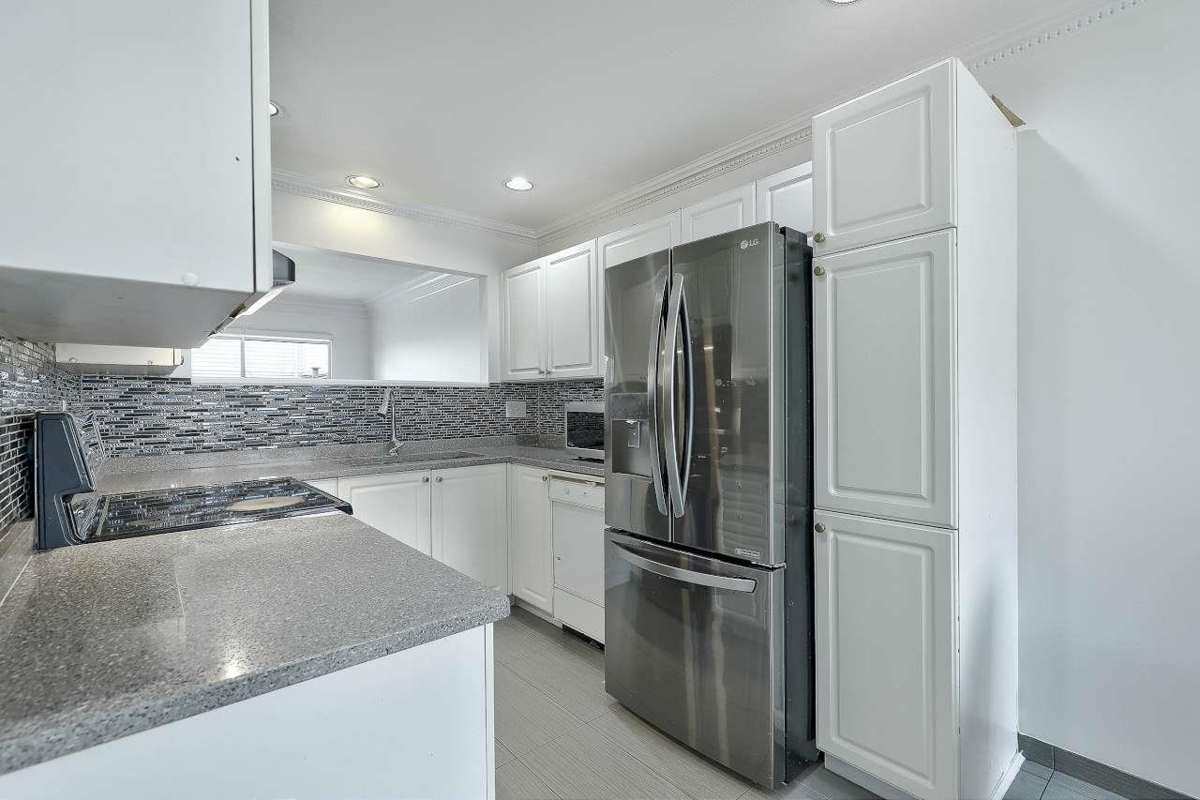 Kitchen Photo of 46 10038 155 Street, Surrey, BC