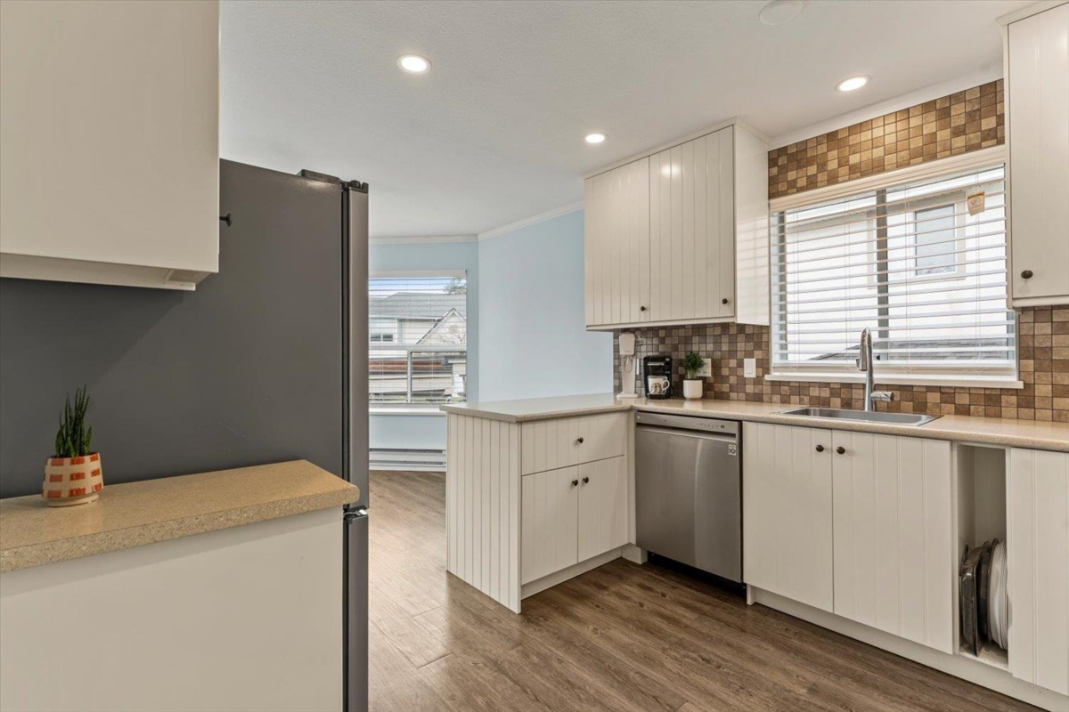 Kitchen Island Photo of 24 3380 Gladwin Road, Abbotsford, BC