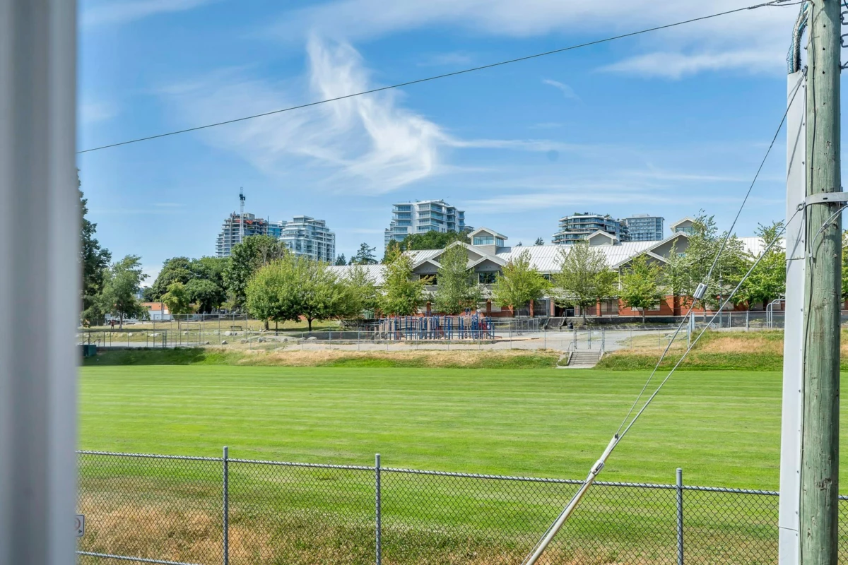 Backyard Photo of 202 15284 Buena Vista Avenue, White Rock, BC