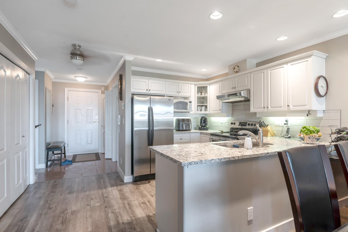Breakfast Nook Photo of 202 15284 Buena Vista Avenue, White Rock, BC