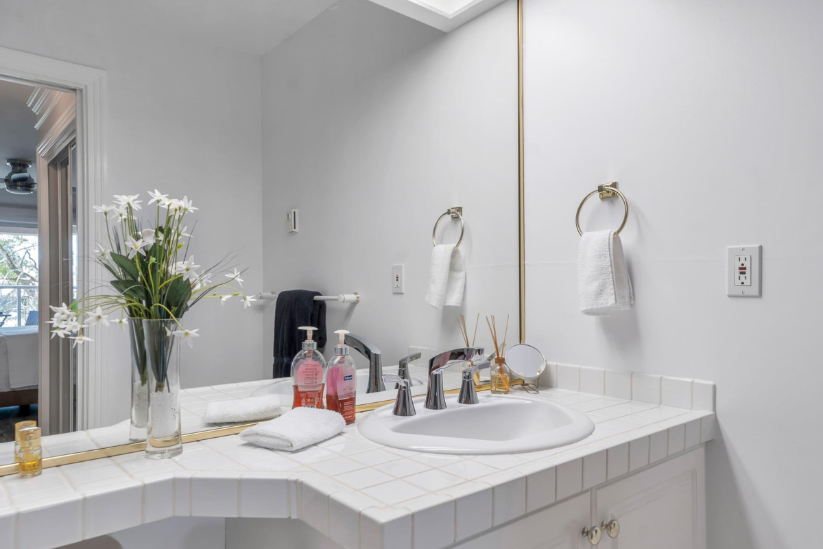 Entry Foyer Photo of 202 15284 Buena Vista Avenue, White Rock, BC