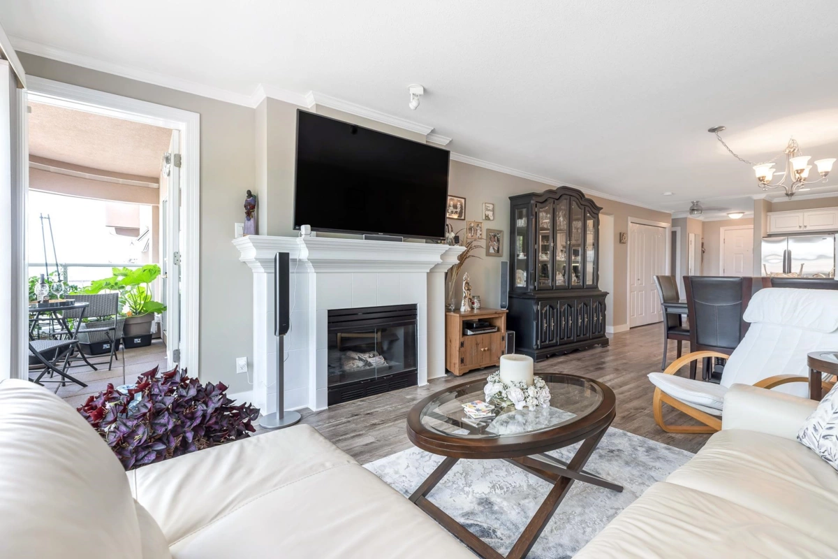 Walk-In Closet Photo of 202 15284 Buena Vista Avenue, White Rock, BC