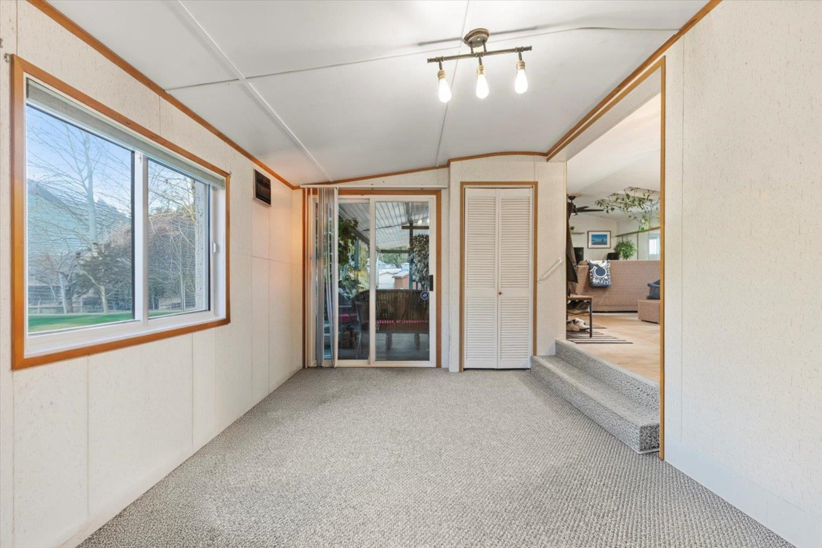 Hallway Photo of 33 45715 Alma Avenue, Chilliwack, BC
