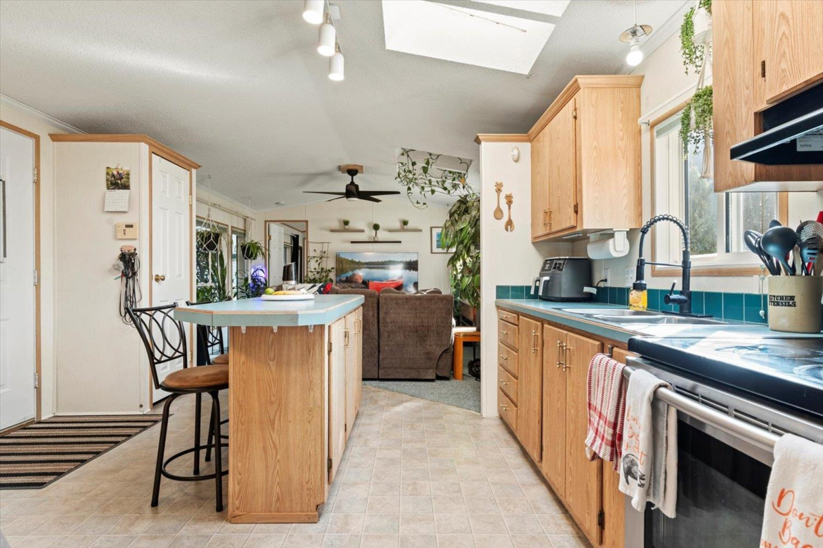 Kitchen Island Photo of 33 45715 Alma Avenue, Chilliwack, BC