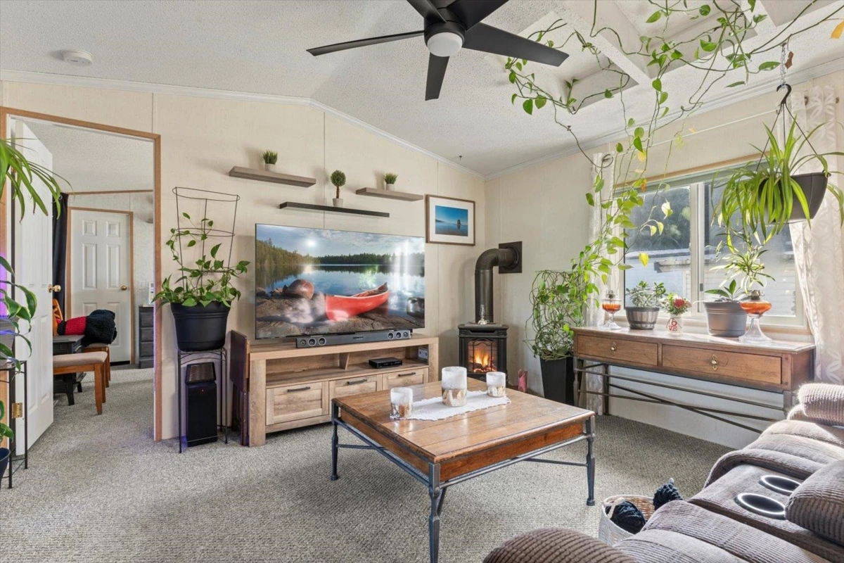 Living Room Photo of 33 45715 Alma Avenue, Chilliwack, BC